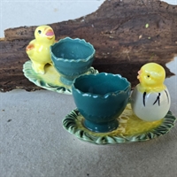 gule kyllinger på oval bund med grønne æggebægre porcelæn gamle æggeholdere